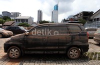 Kondisi mobil tersebut rata-rata dipenuhi lumpur yang menempel.