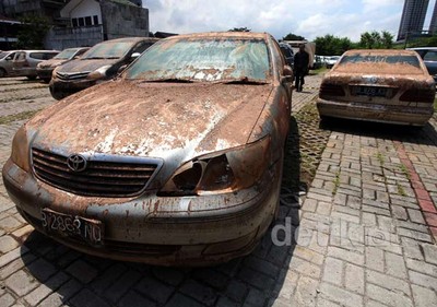 Ini Dia Bangkai Mobil Korban Tsunami Plaza UOB