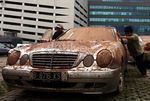 Pemilik Cek Kondisi Mobil Korban Tsunami Plaza UOB