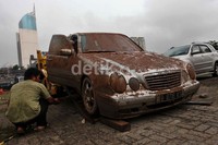 Pada hari ini tim berhasil mengevakuasi 19 mobil dari basement 2 Gedung Plaza UOB.