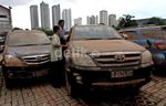 Pemilik Cek Kondisi Mobil Korban Tsunami Plaza UOB