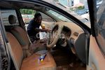 Pemilik Cek Kondisi Mobil Korban Tsunami Plaza UOB