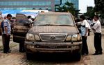 Pemilik Cek Kondisi Mobil Korban Tsunami Plaza UOB