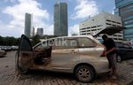 Pemilik Cek Kondisi Mobil Korban Tsunami Plaza UOB