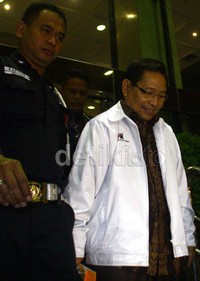 Muhamad Rum Zein dikawal petugas KPK saat keluar gedung. Ramses/detikFoto.