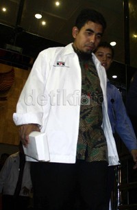 Anggota DPRD Riau Syarif Hidayat meninggalkan gedung KPK. Ramses/detikFoto.