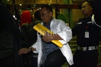 Anggotra DPRD Riau Zulfi Heri memasuki mobil tahanan. Ramses/detikFoto.