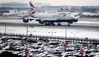 Hampir 200 penerbangan di Bandara Heathrow dibatalkan akibat salju tersebut. Reuters/Neil Hall.