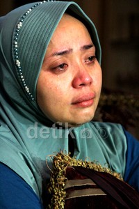 Muzdhalifah meneteskan air matanya saat menggelar jumpa pers di kediamannya yang berada di Tangerang, Selasa (23/1/2013).