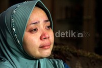 Sepanjang jumpa pers, Muzdhalifah enggan berkomentar. Ia pun hanya bisa menangis saat ditanya para wartawan.