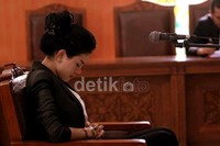     Nikita menjalani sidang kasus dugaan penganiayaan di PN Jakarta Selatan. Saat ditanya Hakim tentang tanggapan dari jaksa, Nikita hanya diam.
