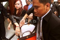 Oleh tim kuasa hukumnya, Nikita yang mengenakan tas Hermes langsung dilarikan ke poliklinik.