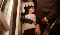 Nikita diletakkan di bangku di luar ruang sidang.
