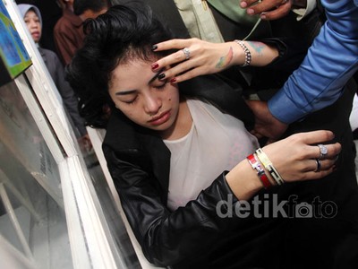 Nikita Mirzani Pingsan di Persidangan