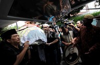 Jenazah Ramli dimasukkan ke ambulans untuk dibawa ke pemakaman di Kuningan, Jawa Barat.