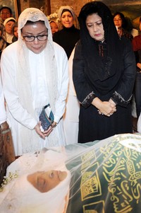 Ibu Ani Yudhoyono melayat ke rumah duka di Jl Semarang No. 1, Menteng, Jakarta Pusat. (Setpres).