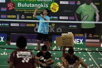 Tak kurang 300 murid baik yang berasal dari Candra Wijaya International Badminton Center maupun dari berbagai sekolah bulutangkis lain mengikuti latihan ini.