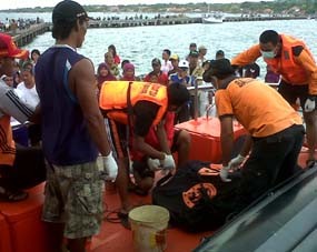 Terkendala Ombak, Tim SAR Tunda Bawa Mayat Nelayan ke Situbondo