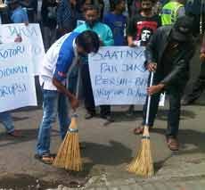 Tuntut Korupsi di UIN Maliki Diungkap, Pendemo Sapu Halaman Kejaksaan
