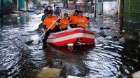 Para relawan menyusuri jalanan yang tergenang banjir di kawasan Teluk Gong, Pluit, Jakarta utara. (Dok Astra).