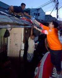 Para relawan mendatangi warga yang bertahan di rumahnya. (Dok Astra).