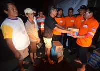 Bantuan yang diserahkan berupa makanan, minuman, selimut, dan obat-obatan. (Dok Astra).
