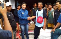 Total sebanyak 24 tenda, 2.200 pakaian, 500 sarung, 200 kardus mie instan, 20 kardus makanan ringan, 50 kardus air mineral, dan 10 kardus minuman ringan  diberikan untuk korban banjir. (dok TOP 1)