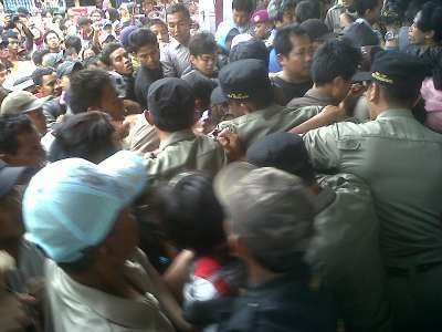 Berebut Gunungan Grebeg Maulid, Belasan Warga Terluka