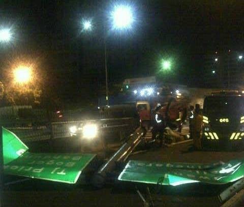 Honda CRV Tabrak Rambu Exit Tol di MT Haryono Hingga Ambruk