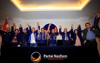 Para pendukung Partai Nasdem berfoto bersama. Terlihat advokat kawakan OC Kaligis (berdasi) hadir sebagai Ketua Badan Advokasi Partai Nasdem.