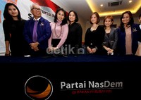 OC diperkenalkan oleh DPP NasDem beserta lima wanita cantik yang mendampinginya.