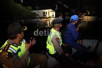 Polres Jakarta Utara melakukan patroli malam di kawasan Pantai Mutiara, Pluit, Jakarta Utara, Kamis (24/1) dinihari.