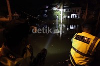 Patroli ini untuk menjaga rumah warga yang ditinggal penghuninya karena dievakuasi ke posko pengungsian.