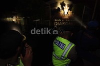 Polisi mengecek rumah-rumah warga yang ditinggal penghuninya.