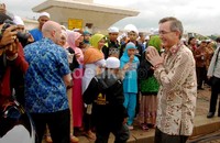 Selesai acara, Scott juga menyapa para jamaah masjid di bawah panggung.