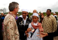 Marciel pun menebar senyum kepada para jamaah yang datang dan menghampirinya.