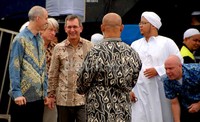 Scott datang dengan dikawal ketat oleh petugas keamanan berpakaian batik.