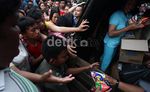 Korban Banjir Pluit Berebut Snack