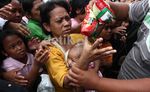 Korban Banjir Pluit Berebut Snack