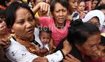 Korban Banjir Pluit Berebut Snack