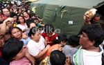 Korban Banjir Pluit Berebut Snack