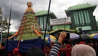 Satu gunungan lanang yang dibawa menuju Kepatihan melewati depan Pasar Beringharjo Yogyakarta.