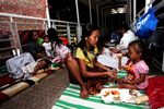Korban Banjir Mengungsi di Halte TransJ