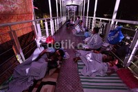 Mereka tidur dengan beralaskan tikar.