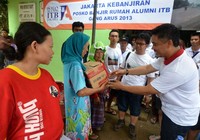 Ketua Ikatan Alumni ITB Wilayah Jakarta Hendry Harmen bersama para tim relawan Alumni ITB menyerahkan bantuan untuk korban banjir. (Dok Alumni ITB).