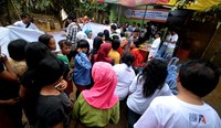 Warga mengatre untuk mendapatkan bantuan yang dibagikan. (Dok Alumni ITB).