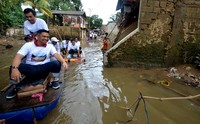 Alumni ITB meninjau banjir yang menggenangi rumah warga. (Dok Alumni ITB).
