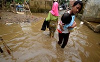 Meski rumahnya kebanjiran, sebagian warga memilih untuk tetap bertahan. (Dok Alumni ITB).