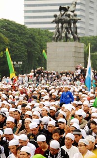 Meski gerimis, ribuan massa tetap menyemut di Monas.