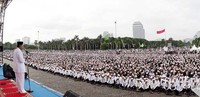 SBY mengimbau agar masyarakat saling bantu-membantu. Warga yang mempunyai kemampuan dan harta lebih untuk membantu warga lainnya yang menjadi korban banjir. (Setpres).